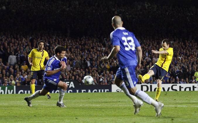 Andres Iniesta (FC Barcelona, re.) trifft zum 1:1 gegen Michael Ballack (Chelsea, 2.v.li.) - EDITORIAL USE ONLY. No use with unauthorised audio, video, data, fixture lists, club league logos or live services. Online in-match use limited to 120 images, no video emulation. No use in betting, games or single club league player publications. Fußball EC 1 Herren Champions League 2008 2009, Halbfinale, Chelsea FC London - Barca 1:1 Gruppe London Dynamik,