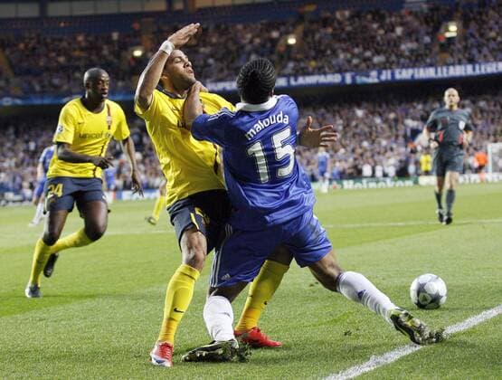 Florent Malouda (Chelsea, re.) wird von Daniel Alves (FC Barcelona) gefoult - EDITORIAL USE ONLY. No use with unauthorised audio, video, data, fixture lists, club league logos or live services. Online in-match use limited to 120 images, no video emulation. No use in betting, games or single club league player publications. Fußball EC 1 Herren Champions League Halbfinale 2008 2009, Chelsea FC London - Barca 1:1 Gruppe London Dynamik, Kampf,