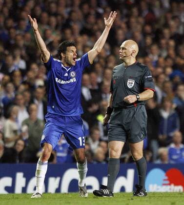 Michael Ballack (Chelsea, li.) reklamiert lautstark bei Schiedsrichter Tom Övrebö (Norwegen) - EDITORIAL USE ONLY. No use with unauthorised audio, video, data, fixture lists, club league logos or live services. Online in-match use limited to 120 images, no video emulation. No use in betting, games or single club league player publications. Fußball EC 1 Herren Champions League Halbfinale 2008 2009, FC Gruppe London Wut, Spannung,