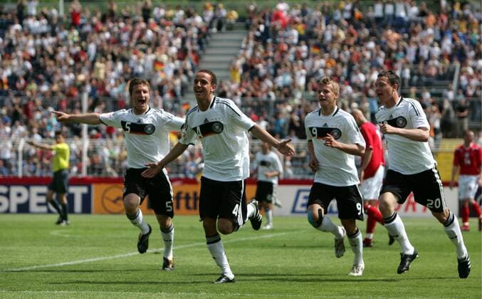 Torjubel Deutschland U17 v.li.: Shkodran Mustafi, Robert Labus, Lennart Thy und Kevin Scheidhauer Fußball Länderspiel Herren EM 2009, Nationalmannschaft, Nationaltrikot, U17, U 17, Junioren, Jugend, Nachwuchs Gruppe Jena Freude,