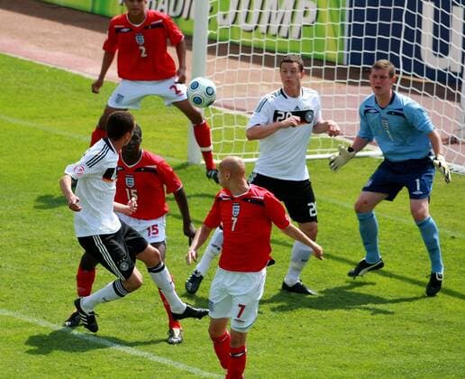 Robert Labus (Deutschland U17, li.) trifft gegen Torwart Jed Steer (England U17, re.) zum 1:0 Fußball Länderspiel Herren EM 2009, Nationalmannschaft, U17, U 17, Junioren, Jugend, Nachwuchs, Nationaltrikot Gruppe Jena Dynamik,