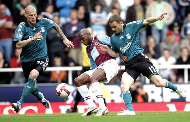 Luis Boa Morte (West Ham, Mitte) gegen Fabio Aurelio (re.) und Martin Skrtel (beide Liverpool) - EDITORIAL USE ONLY. No use with unauthorised audio, video, data, fixture lists, club league logos or live services. Online in-match use limited to 120 images, no video emulation. No use in betting, games or single club league player publications. Fußball Herren English Premier League 2008 2009, 1. Englische Liga, West Ham United - FC Liverpool 0:3 Gruppe London Dynamik, Kampf,