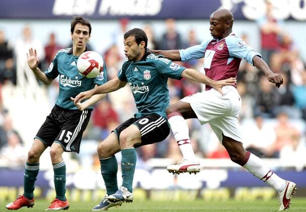 Luis Boa Morte (West Ham, re.) gegen Javier Mascherano (Mitte) und Yossi Benayoun (beide Liverpool) - EDITORIAL USE ONLY. No use with unauthorised audio, video, data, fixture lists, club league logos or live services. Online in-match use limited to 120 images, no video emulation. No use in betting, games or single club league player publications. Fußball Herren English Premier League 2008 2009, 1. Englische Liga, West Ham United - FC Liverpool 0:3 Gruppe London Dynamik,