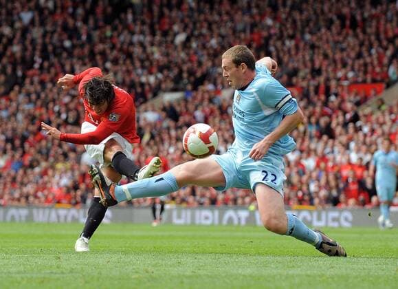 Carlos Tevez (Manchester United, li.) erzielt das 2:0 gegen Richard Dunne (Manchester City) - EDITORIAL USE ONLY. No use with unauthorised audio, video, data, fixture lists, club league logos or live services. Online in-match use limited to 120 images, no video emulation. No use in betting, games or single club league player publications. Fußball Herren English Premier League 2008 2009, 1. Englische Liga, Manchester United - Manchester City 2:0, ManU Gruppe Derby, Lokalderby, Ortsderby, Stadtderby Manchester Dynamik,