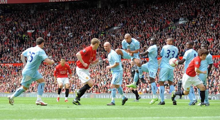 Cristiano Ronaldo (Manchester United, hi.) erzielt das 1:0 per Freistoß gegen Manchester City - EDITORIAL USE ONLY. No use with unauthorised audio, video, data, fixture lists, club league logos or live services. Online in-match use limited to 120 images, no video emulation. No use in betting, games or single club league player publications. Fußball Herren English Premier League 2008 2009, 1. Englische Liga, Manchester United - Manchester City 2:0, ManU Gruppe Derby, Lokalderby, Ortsderby, Stadtderby Manchester Dynamik, Spannung,