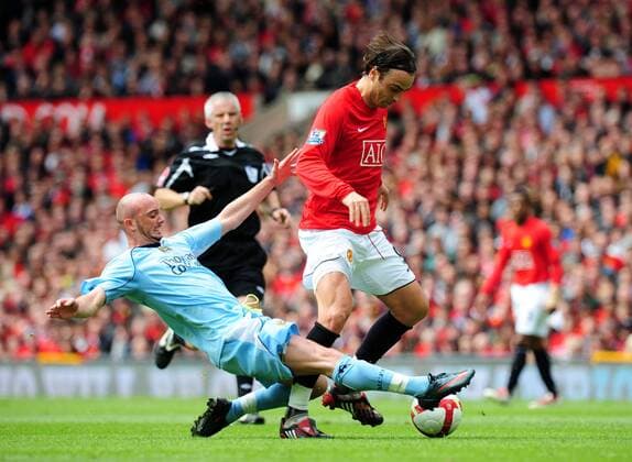 Dimitar Berbatov (Manchester United, re.) gegen Stephen Ireland (Manchester City) - EDITORIAL USE ONLY. No use with unauthorised audio, video, data, fixture lists, club league logos or live services. Online in-match use limited to 120 images, no video emulation. No use in betting, games or single club league player publications. Fußball Herren English Premier League 2008 2009, 1. Englische Liga, Manchester United - Manchester City 2:0, ManU Gruppe Derby, Lokalderby, Ortsderby, Stadtderby Manchester Dynamik,