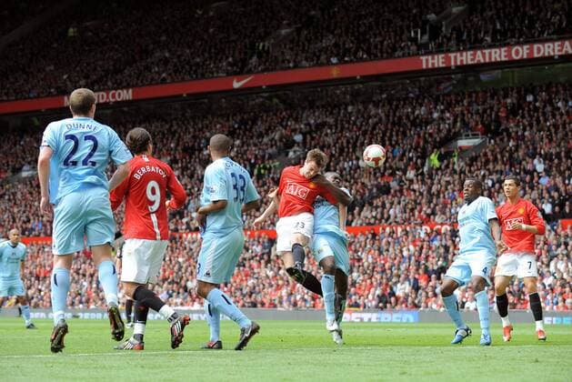 Jonny Evans (Manchester United, Mitte) gegen Micah Richards (Manchester City) - EDITORIAL USE ONLY. No use with unauthorised audio, video, data, fixture lists, club league logos or live services. Online in-match use limited to 120 images, no video emulation. No use in betting, games or single club league player publications. Fußball Herren English Premier League 2008 2009, 1. Englische Liga, Manchester United - Manchester City 2:0, ManU Gruppe Derby, Lokalderby, Ortsderby, Stadtderby Manchester Dynamik,