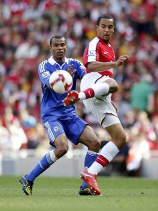 Theo Walcott (Arsenal, re.) gegen Ashley Cole (Chelsea) - EDITORIAL USE ONLY. No use with unauthorised audio, video, data, fixture lists, club league logos or live services. Online in-match use limited to 120 images, no video emulation. No use in betting, games or single club league player publications. Fußball Herren English Premier League 2008 2009, 1. Liga, Arsenal FC London - Chelsea FC London 1:4 Gruppe London Dynamik,