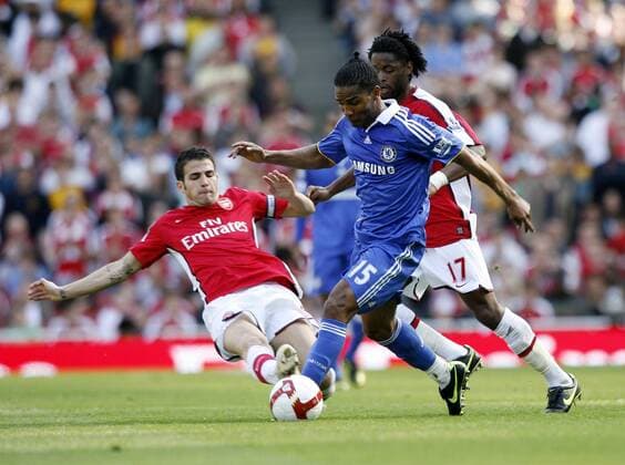Florent Malouda (Chelsea, Mitte) gegen Cesc Fabregas (li.) und Alexandre Song (beide Arsenal) - EDITORIAL USE ONLY. No use with unauthorised audio, video, data, fixture lists, club league logos or live services. Online in-match use limited to 120 images, no video emulation. No use in betting, games or single club league player publications. Fußball Herren English Premier League 2008 2009, 1. Liga, Arsenal FC London - Chelsea FC London 1:4 Gruppe London Dynamik,