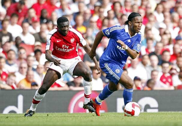 Didier Drogba (Chelsea, re.) gegen Kolo Toure (Arsenal) - EDITORIAL USE ONLY. No use with unauthorised audio, video, data, fixture lists, club league logos or live services. Online in-match use limited to 120 images, no video emulation. No use in betting, games or single club league player publications. Fußball Herren English Premier League 2008 2009, 1. Liga, Arsenal FC London - Chelsea FC London 1:4 Gruppe London Dynamik,