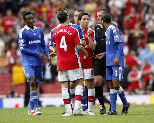 Samir Nasri (Arsenal, 3.v.re.) und Ashley Cole (Chelsea, re.) geraten aneinander, Schiedsrichter Phil Dowd greift ein - EDITORIAL USE ONLY. No use with unauthorised audio, video, data, fixture lists, club league logos or live services. Online in-match use limited to 120 images, no video emulation. No use in betting, games or single club league player publications. Fußball Herren English Premier League 2008 2009, 1. Liga, Arsenal FC London - Chelsea FC London 1:4 Gruppe London Spannung,