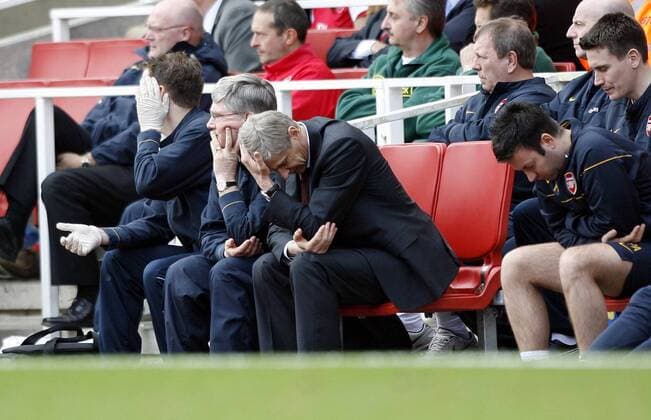 Trainer Arsene Wenger (Arsenal, Mitte) resigniert - EDITORIAL USE ONLY. No use with unauthorised audio, video, data, fixture lists, club league logos or live services. Online in-match use limited to 120 images, no video emulation. No use in betting, games or single club league player publications. Fußball Herren English Premier League 2008 2009, 1. Liga, Arsenal FC London Gruppe London Enttäuschung, Verzweiflung,