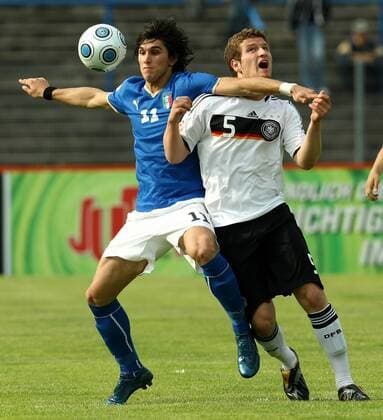 Simone Dell Agnello (Italien U17, li.) gegen Shkodran Mustafi (Deutschland U17) Fußball EM Herren U17 EM 2009, U 17, Länderspiel, Nationalteam, Nationaltrikot, Jugend, Junioren, Nachwuchs, Vdig Gruppe Dessau Rosslau Dynamik, Kampf,