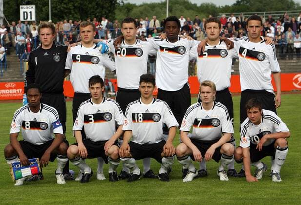 Mannschaftsbild Deutschland U17 hi v.li.: Torwart Marc Andre ter Stegen, Lennart Thy, Kevin Scheidhauer, Bienvenue Basala Mazana, Shkodran Mustafi, Robert Labus; vorn v.li.: Reinhold Yabo, Marvin Plattenhardt, Matthias Zimmermann, Christopher ... Fußball Länderspiel Herren EM 2009, Nationalmannschaft, Nationaltrikot, U17, U 17, Junioren, Jugend, Nachwuchs, Halbfinale Totale Dessau