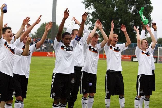 Schlussjubel Deutschland U17 mit Reinhold Yabo (Mitte), Robert Labus (Nr.4) und Gerrit Nauber (Nr.6) Fußball Länderspiel Herren EM 2009, Nationalmannschaft, Nationaltrikot, U17, U 17, Junioren, Jugend, Nachwuchs, Halbfinale Gruppe Dessau Freude,