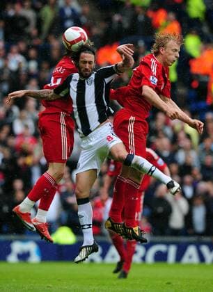 Jonathan Greening (West Brom, Mitte) gegen Dirk Kuyt (re.) und Lucas Leiva (beide Liverpool) - EDITORIAL USE ONLY. No use with unauthorised audio, video, data, fixture lists, club league logos or live services. Online in-match use limited to 120 images, no video emulation. No use in betting, games or single club league player publications. Fußball Herren English Premier League 2008 2009, 1. Englische Liga, West Bromwich Albion - Liverpool FC 0:2 Gruppe West Bromwich Dynamik,