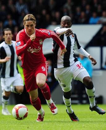 Fernando Torres (Liverpool, li.) gegen Youssuf Mulumbu (West Brom) - EDITORIAL USE ONLY. No use with unauthorised audio, video, data, fixture lists, club league logos or live services. Online in-match use limited to 120 images, no video emulation. No use in betting, games or single club league player publications. Fußball Herren English Premier League 2008 2009, 1. Englische Liga, West Bromwich Albion - Liverpool FC 0:2 Gruppe West Bromwich Dynamik,
