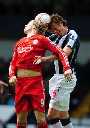 Fernando Torres (Liverpool, li.) gegen Jonas Olsson (West Brom) - EDITORIAL USE ONLY. No use with unauthorised audio, video, data, fixture lists, club league logos or live services. Online in-match use limited to 120 images, no video emulation. No use in betting, games or single club league player publications. Fußball Herren English Premier League 2008 2009, 1. Englische Liga, West Bromwich Albion - Liverpool FC 0:2 Gruppe West Bromwich Dynamik,