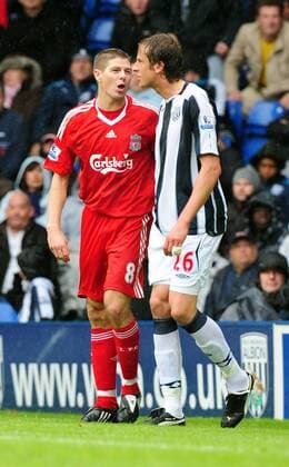 Steven Gerrard (Liverpool, li.) gerät mit Jonas Olsson (West Brom) aneinander - EDITORIAL USE ONLY. No use with unauthorised audio, video, data, fixture lists, club league logos or live services. Online in-match use limited to 120 images, no video emulation. No use in betting, games or single club league player publications. Fußball Herren English Premier League 2008 2009, 1. Englische Liga, West Bromwich Albion - Liverpool FC 0:2 Gruppe West Bromwich Spannung,
