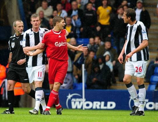 Steven Gerrard (Liverpool, Mitte) gerät mit Jonas Olsson (re.) aneinander, Chris Brunt (beide West Brom) und Schiedsrichter Martin Atkinson schlichten - EDITORIAL USE ONLY. No use with unauthorised audio, video, data, fixture lists, club league logos or live services. Online in-match use limited to 120 images, no video emulation. No use in betting, games or single club league player publications. Fußball Herren English Premier League 2008 2009, 1. Englische Liga, West Bromwich Albion - Liverpool FC 0:2 Gruppe West Bromwich Spannung,