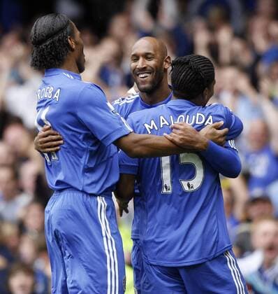 Nikolas Anelka (Mitte), Didier Drogba (li.) und Florent Malouda (alle Chelsea) - Torjubel - EDITORIAL USE ONLY. No use with unauthorised audio, video, data, fixture lists, club league logos or live services. Online in-match use limited to 120 images, no video emulation. No use in betting, games or single club league player publications. Fußball Herren English Premier League 2008 2009, 1.Liga, Chelsea FC London Gruppe London Freude,