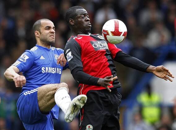 Christopher Samba (Blackburn, re.) gegen Alex (Chelsea) - EDITORIAL USE ONLY. No use with unauthorised audio, video, data, fixture lists, club league logos or live services. Online in-match use limited to 120 images, no video emulation. No use in betting, games or single club league player publications. Fußball Herren English Premier League 2008 2009, 1.Liga, Chelsea FC London - Blackburn Rovers 2:0 Gruppe London Dynamik, Kampf,