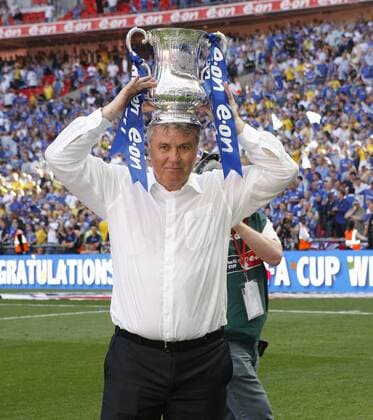 Trainer Guus Hiddink (Chelsea) - Sieger des englischen FA Cups 2009 - setzt sich die Trophäe auf - EDITORIAL USE ONLY. No use with unauthorised audio, video, data, fixture lists, club league logos or live services. Online in-match use limited to 120 images, no video emulation. No use in betting, games or single club league player publications. Fußball Herren FA Cup Finale 2008 2009, Englischer Pokal, Pokalspiel, Pokalfinale Einzelbild London Freude,