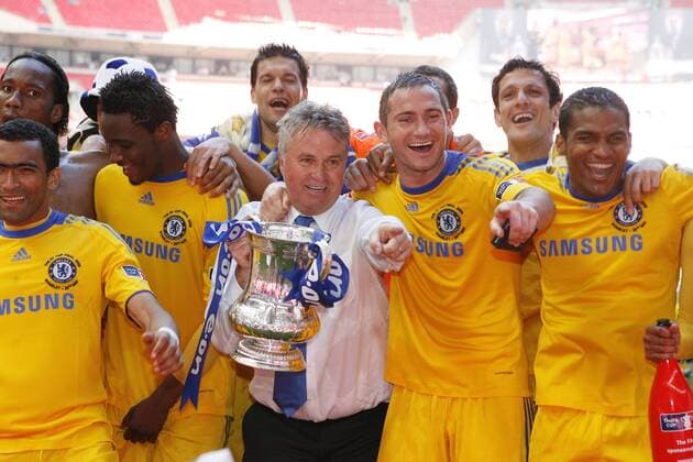 Chelsea gewinnt den englischen FA Cup 2009, u.a. mit Trainer Guus Hiddink, Michael Ballack (hi.) und Frank Lampard (3.v.re.) - EDITORIAL USE ONLY. No use with unauthorised audio, video, data, fixture lists, club league logos or live services. Online in-match use limited to 120 images, no video emulation. No use in betting, games or single club league player publications. Fußball Herren FA Cup Finale 2008 2009, Englischer Pokal, Pokalspiel, Pokalfinale, FC Chelsea London Gruppe London Freude,