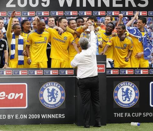 Chelsea gewinnt den englischen FA Cup 2009, u.a. mit Trainer Guus Hiddink (Mitte) und Michael Ballack (re.)- EDITORIAL USE ONLY. No use with unauthorised audio, video, data, fixture lists, club league logos or live services. Online in-match use limited to 120 images, no video emulation. No use in betting, games or single club league player publications. Fußball Herren FA Cup Finale 2008 2009, Englischer Pokal, Pokalspiel, Pokalfinale, FC Chelsea London Totale London Freude,