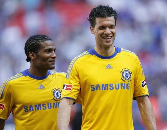 Florent Malouda (li.) und Michael Ballack (beide Chelsea) gewinnen den englischen FA Cup 2009 - EDITORIAL USE ONLY. No use with unauthorised audio, video, data, fixture lists, club league logos or live services. Online in-match use limited to 120 images, no video emulation. No use in betting, games or single club league player publications. Fußball Herren FA Cup Finale 2008 2009, Englischer Pokal, Pokalspiel, Pokalfinale, FC Chelsea London Gruppe London Freude,