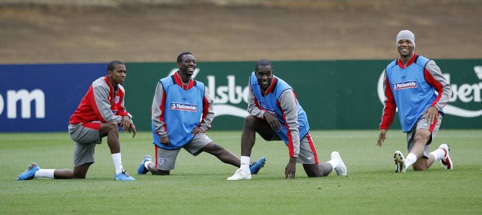 England gut gelaunt beim Training, v.li.: Ashley Young, Shaun Wright Phillips, Carlton Cole und Jolean Lescott - EDITORIAL USE ONLY. No use with unauthorised audio, video, data, fixture lists, club league logos or live services. Online in-match use limited to 120 images, no video emulation. No use in betting, games or single club league player publications. Fußball Herren Nationalteam 2009, Training Gruppe London Freude,