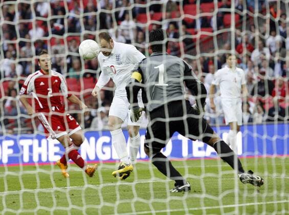 Wayne Rooney (England, Mitte) trifft gegen Torwart Koldo Alvarez (Andorra) zum 1:0 - EDITORIAL USE ONLY. No use with unauthorised audio, video, data, fixture lists, club league logos or live services. Online in-match use limited to 120 images, no video emulation. No use in betting, games or single club league player publications. Fußball Länderspiel Herren WM Qualifikation 2009, Nationalteam, Nationaltrikot, England - Andorra Gruppe London Dynamik,