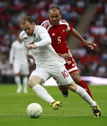 Wayne Rooney (England, li.) gegen Antoni Lima (Andorra) - EDITORIAL USE ONLY. No use with unauthorised audio, video, data, fixture lists, club league logos or live services. Online in-match use limited to 120 images, no video emulation. No use in betting, games or single club league player publications. Fußball Länderspiel Herren WM Qualifikation 2009, Nationalteam, Nationaltrikot, England - Andorra 6:0 Gruppe London Dynamik,