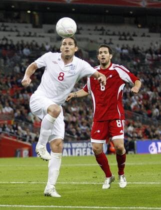 Frank Lampard (England, li.) gegen Marcio Vieira (Andorra) - EDITORIAL USE ONLY. No use with unauthorised audio, video, data, fixture lists, club league logos or live services. Online in-match use limited to 120 images, no video emulation. No use in betting, games or single club league player publications. Fußball Länderspiel Herren WM Qualifikation 2009, Nationalteam, Nationaltrikot, England - Andorra 6:0 Gruppe London Dynamik,