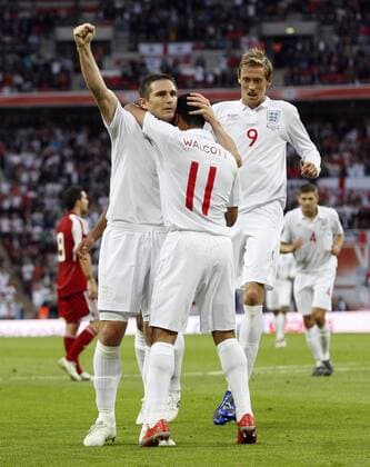 Frank Lampard (li.), Theo Walcott (Mitte) und Peter Crouch (alle England) - Torjubel - EDITORIAL USE ONLY. No use with unauthorised audio, video, data, fixture lists, club league logos or live services. Online in-match use limited to 120 images, no video emulation. No use in betting, games or single club league player publications. Fußball Länderspiel Herren WM Qualifikation 2009, Nationalteam, Nationaltrikot Gruppe London Freude,