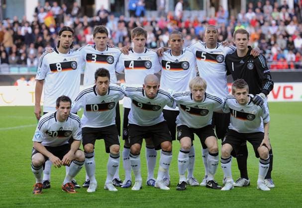 Mannschaftsfoto Deutschland U21, hi.v.li. Sami Khedira, Sebastian Boenisch, Benedikt Höwedes, Dennis Aogo, Jerome Boateng, Torwart Manuel Neuer - vorn: Gonzalo Castro, Mesut Özil, Ashkan Dejagah, Andreas Beck und Marko Marin Fußball EM Herren U 21 EM 2009, Länderspiel, Nationalmannschaft, Nationaltrikot, U21 Totale Göteborg