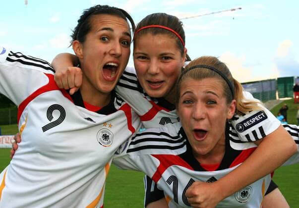 Schlussjubel Deutschland U17, v.li.: Kyra Malinowski, Gülhiye Cengiz und Luisa Wensing Fußball EM Damen U17 EM 2009, U 17, Länderspiel, Nationalteam, Nationaltrikot, Junioren, Nachwuchs, Jugend Gruppe Halbfinale Nyon Freude, Begeisterung