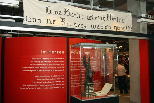 Ganz Berlin ist eine Wolke, wenn die Kickers werrn gemolke - Vereinsmuseum der Eintracht aus Frankfurt untermalt die Rivalität zu den Kickers aus Offenbach Fußball 1. BL Herren Saison 2009 2010, Eintracht Frankfurt Museum, Ausstellung, Vereinsmuseum, Clubmuseum, Hessen Gruppe Vereinstreue, Offenbacher, Mundart, Dialekt Frankfurt M., hessische, hessischer