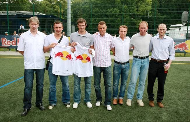 Pressetermin RasenBallsport Leipzig v.li.: Sportdirektor Joachim Krug, Ingo Hertzsch, Thomas Kläsener, Trainer Tino Vogel, Markus Egger (Generalmanager Red Bull Soccer), Torwarttrainer Perry Bräutigam, Andreas Sadlo (Vorstandsvorsitzender RB Leipzig) Fußball Herren NOFV Oberliga Süd Nordost 2009 2010, Präsentation, Funktionär, Wirtschaft, people Gruppe Markranstädt Leipzig