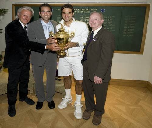 Rod Laver (Australien, re.), Björn Borg (Schweden, li.) und Pete Sampras (USA, 2.v.li.) gratulieren Roger Federer (Schweiz) zum Wimbledon Sieg 2009 - Insgesamt hat dieser nun 15 Grand Slam Siege auf seinem Konto, ein neuer Rekord Tennis Herren All England Championships 2009, Grand Slam, ATP Tour, Finale Gruppe Wimbledon London Freude, Begeisterung,