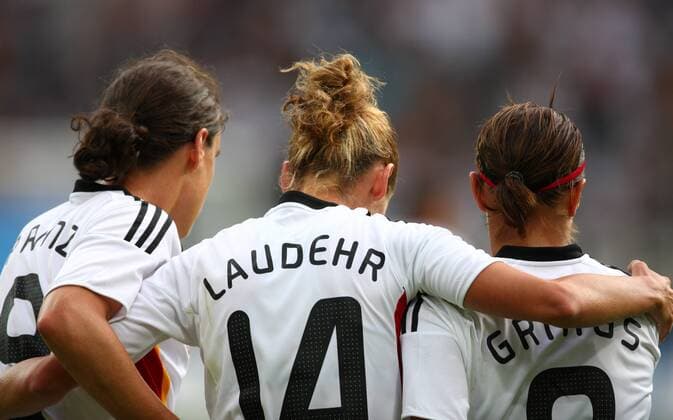 Torjubel Deutschland, v.li.: Birgit Prinz, Simone Laudehr und Inka Grings Fußball Länderspiel Damen Freundschaftsspiel 2009, Test, Testspiel, Frauen, Frauenfußball, Nationalmannschaft, Nationaltrikot, Gruppe Sinsheim Harmonie, Freude, Kameradschaft,