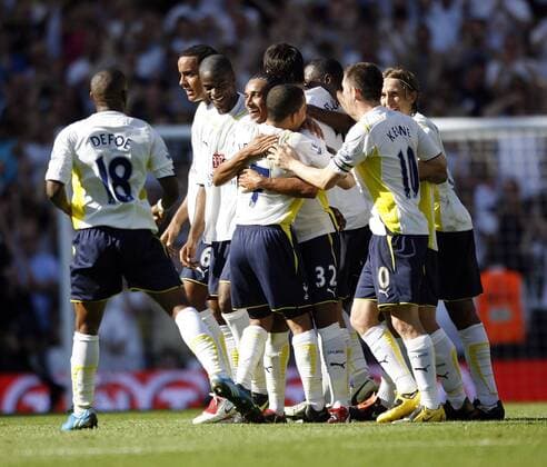 Tottenham s Benoit Assou Ekotto (Mitte) - EDITORIAL USE ONLY. No use with unauthorised audio, video, data, fixture lists, club league logos or live services. Online in-match use limited to 120 images, no video emulation. No use in betting, games or single club league player publications. o0 Hotspur, Hotspurs, Spurs, Jubel, Freude