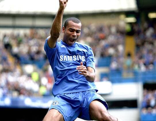 Ashley Cole of Chelsea celebrates scoring his side s third goal Premier League 29th August, 2009 EDITORIAL USE ONLY. No use with unauthorised audio, video, data, fixture lists, club league logos or live services. Online in-match use limited to 120 images, no video emulation. No use in betting, games or single club league player publications. o0 Premier League, FC, Jubel, Freude, Einzelbild