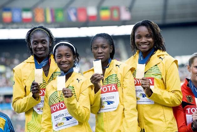 Staffel Jamaika, JAMAIKA, 1.Platz, Sieger, mit v.li. Kerron STEWART, Shelly - Ann FRASER, Simone FACEY, Aleen BAILEY, JAMAIKA, zeigt Ihre Goldmedaillen, Goldmedaille, Medaillen, Medaille, Siegerehrung 4 x 100m Staffel der Frauen am 23.08.2009 12. IAAF Leichtathletik WM Berlin 2009 , vom 15.08. - 23.08.2009 in Berlin Deutschland. o0 Weltmeister Gold, Goldmedaille, Medaille Objekte