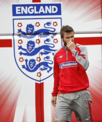 England s David Beckham EDITORIAL USE ONLY. No use with unauthorised audio, video, data, fixture lists, club league logos or live services. Online in-match use limited to 120 images, no video emulation. No use in betting, games or single club league player publications. o0 Einzelbild o00 Logo, Emblem, Verbandslogo, Verbandsemblem, Three Lions, FA