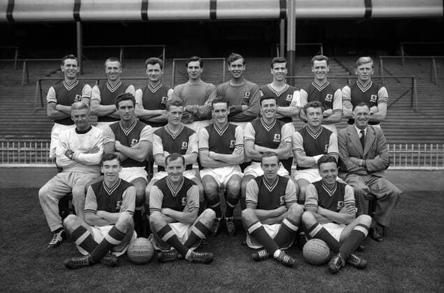Fußball, Trainerhistorie, Aston Villa Aston Villa Football team group 1959 60 2nd Division Champions. Back row : L to R. P.Aldis,S.Lynn,J.Dugdale,C.Beaton,N.Simms,T.Birch,P.McFarland,G.Hitchens. Middle Row : R.Shaw (trainer),P.Saward,R.Thompson,V.Crowe,J.Dixon,L.Smith,Joe Mercer (coach). Ground : J.Adam,J.McEwan,R.Wylie,J.Neal. o0 Aufnahmedatum geschätzt o0 Totale Aufstieg Aufsteiger