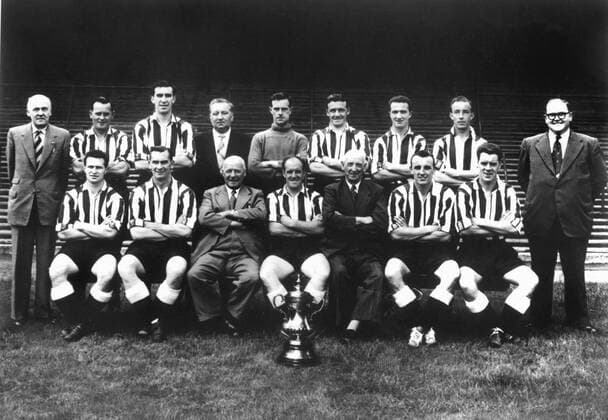 Fußball, Trainerhistorie Newcastle United von 1895 bis heute Newcastle United, FA Cup Final Winners 1954-55 team group . E.Hall (Secretary),G.R.Cowell,R.Stokoe,N.Smith (trainer),R.C.Simpson,R.R.Batty,T.Casey,G.Hannah, J.D.Barker (Asst Secretary). Front Row : L.R.White,J.E.T.Milburn,Stan Seymour (Chairman),J.Scoular,W.B.Taylor,V.A.W.Keeble, R.C.Mitchell. . o0 Aufnahmedatum geschätzt Pokal Pokalsieger Sieg Pokalsieg o0 Objekte Pokal Trophäe o0 Totale