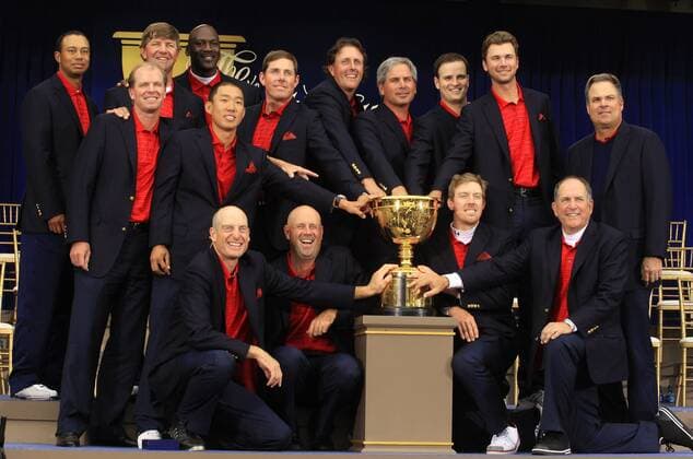 The USA Presidents Cup team with the 8th Presidents Cup trophy, L to R Tiger Woods, Steve Stricker, Lucas Glover, Ehrenkapitän Michael Jordan, Anthony Kim, Jim Furyk, Justin Leonard, Stewart Cink, Phil Mickelson, Capt. Fred Couples, Zach Johnson, Hunter Mahan, Sean O Hair, Co Capt Jay Haas, Kenny Perry - - ZUMAcj3 o0 Sieg, Sieger, Siegerfoto, Teamfoto, Pokal, Trophäe, Jubel, Freude o00 Objekte Totale o00 President s