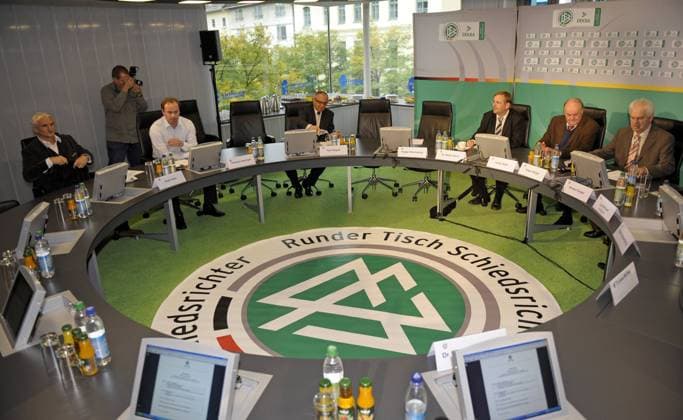 Fussball Bundesliga und DFB, Dritter Runder Tisch zu Schiedsrichterfragen in München beim Bayerischen Fußball Verband, v.li: Sportdirektor Rudi Völler (Bayer 04 Leverkusen), Sportdirektor Christian Nerlinger (FC Bayern München), Trainer Felix Magath (FC Schalke 04), BFV-Präsident Dr. Rainer Koch, Vorsitzender Schiedsrichterausschuss DFB Volker Roth, DFB Schiedsrichter Lehrwart Eugen Strigel, o0 Funktionär Totale o00 Diskussion, Sitzung, Treffen, Konferenz