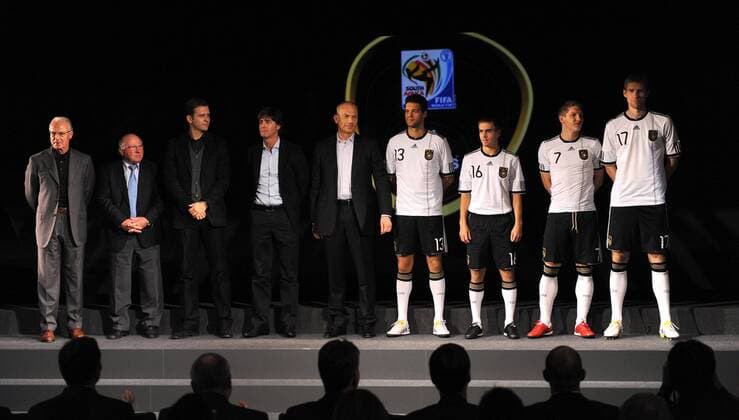 WM 2010 Adidas Trikotvorstellung: (v. li.) Franz Beckenbauer , Uwe Seeler , Teammanager Oliver Bierhoff , Bundestrainer Joachim Löw , Erich Stamminger (Adidas Markenvorstand), Michael Ballack , Philipp Lahm , Bastian Schweinsteiger , Per Mertesacker (alle GER) o0 Ausrüster, Sportausrüster, Hersteller, Sportartikelhersteller, Sportartikel, Funktionär, Trainer